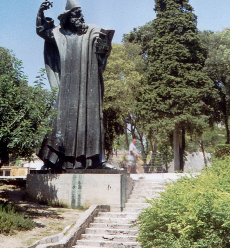 The famous Grgur Ninski statue in Split surrounded by trees and park paths