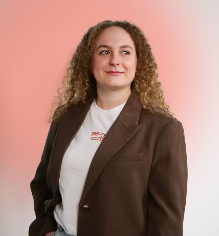 Portrait photo de Maud Gil-Rodriguez, fondatrice du studio graphique Soleado studio