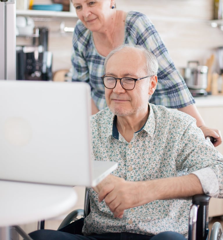 Visionnement en ligne d’une célébration de vie, accompagné d’un proche bienveillant