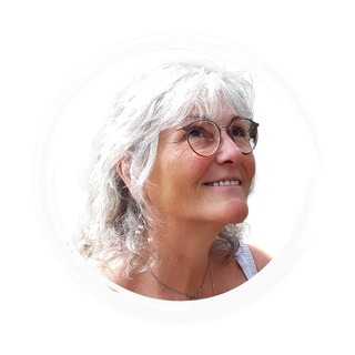 Nadine regardant vers le ciel