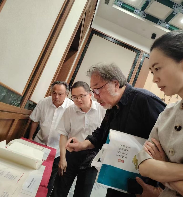 Xi Chuan assieme al fratello di Hai Zi, Zha Shuming (tutto a sx)
