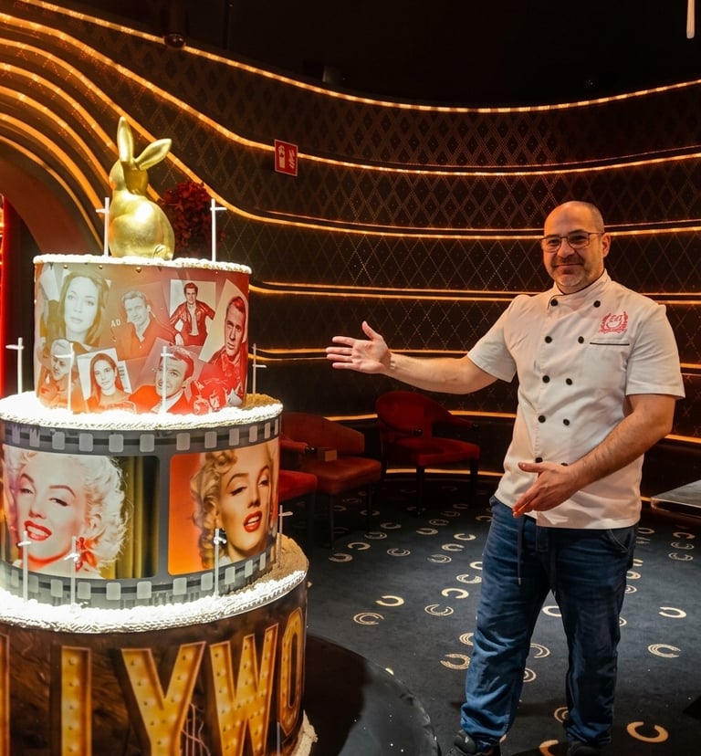 Maestro pastelero de Confitería ISA en Murcia mostrando una espectacular tarta personalizada temáti
