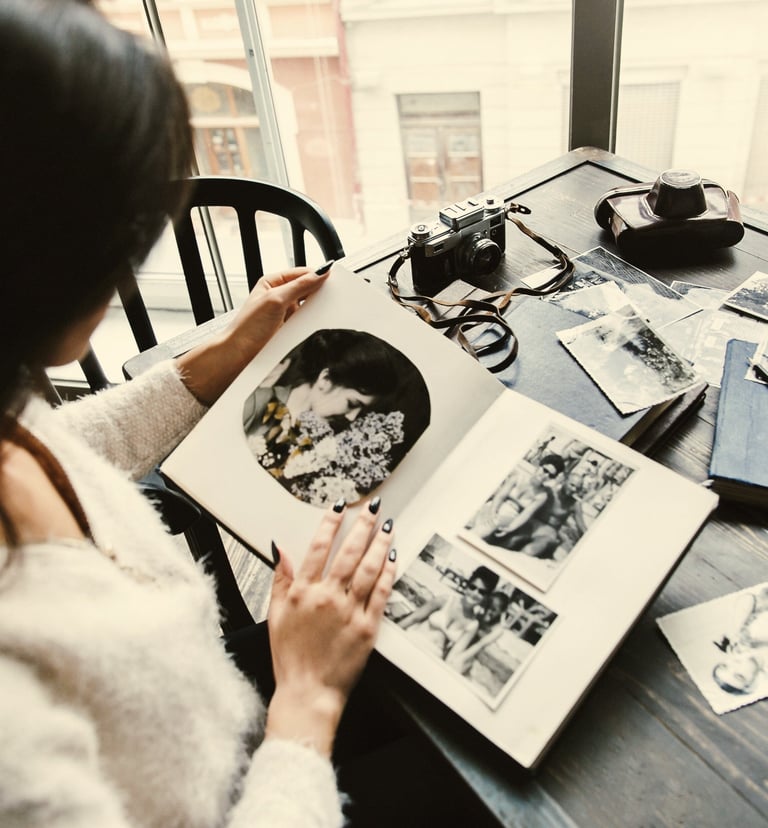 Création d’un album-souvenir personnalisé avec photos et éléments visuels marquants