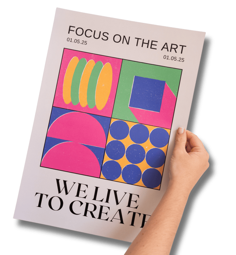 Mano de persona sujetando el libro FOCUS ON THE ART