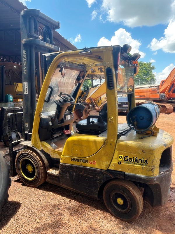 Transporte de materiais com empilhadeira em galpão industrial