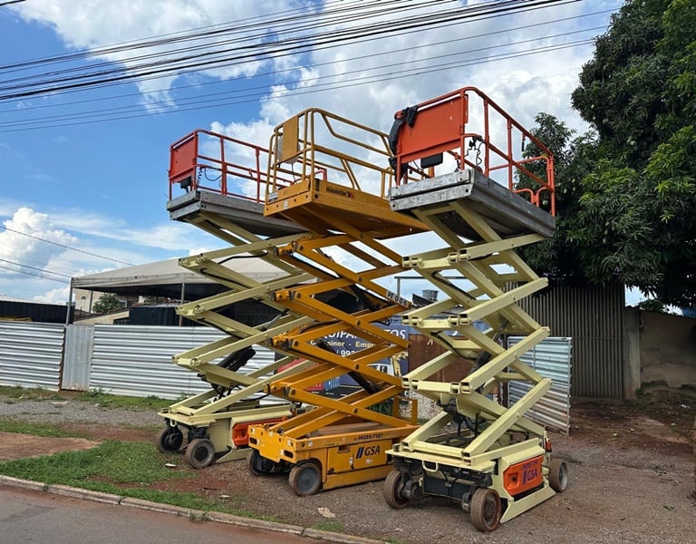 Plataforma tipo tesoura sendo usada em obra civil