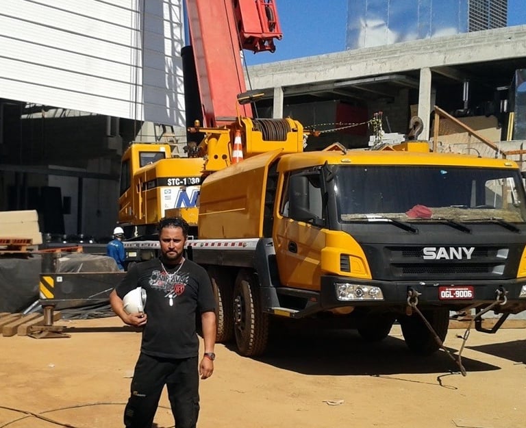 Operação de montagem industrial com uso de guindaste