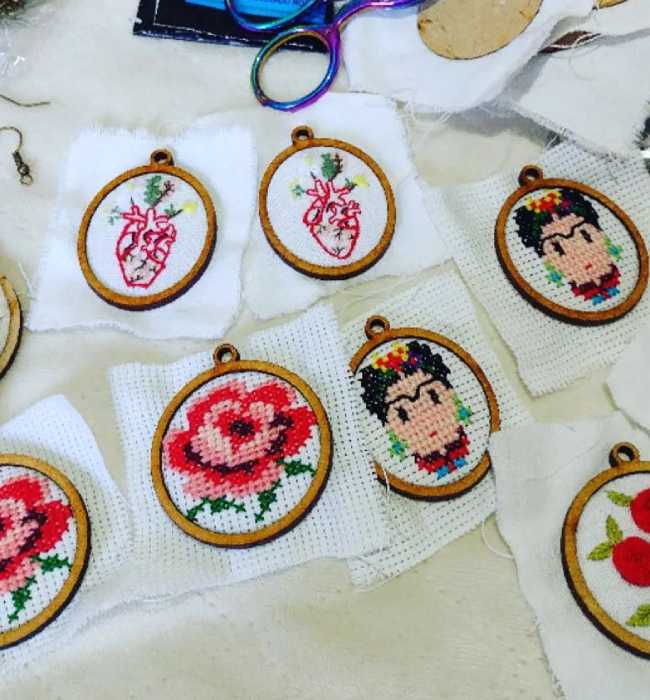 Colgantes de joyería en miniatura bordados hechos a mano con diseños de Frida Kahlo, corazón y rosas