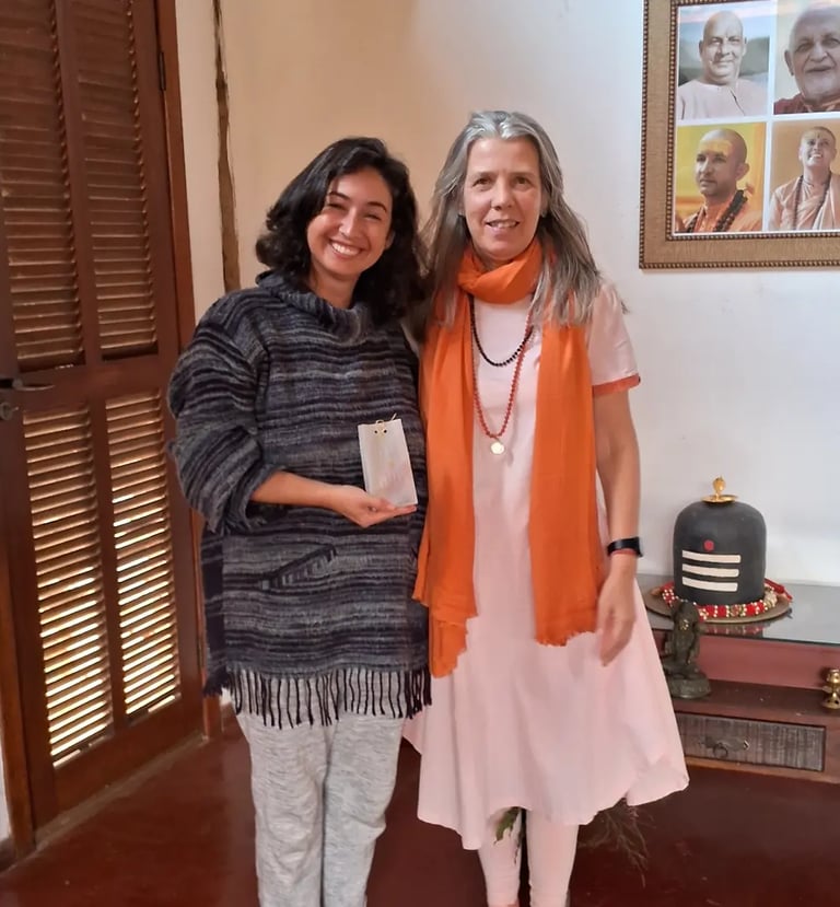 Clara Coelho com sua mestra na Índia. Reconhecimento e linhagem tradicional no Recanto Clara
