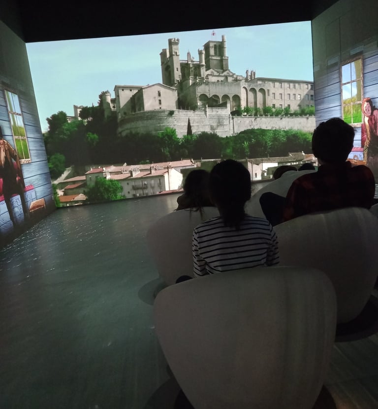Enfants lors de la séance de cinéma immersif retraçant l'histoire du Canal du Midi