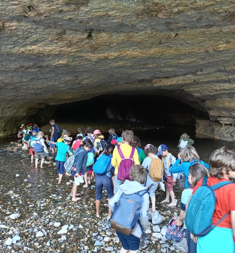 Enfants découvrant les ponts naturels de Minerve lors d’une excursion.