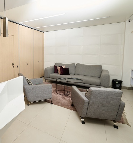 Área de atención y sala de espera de consultorio odontológico especializado