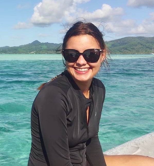Morgane souriante sur une mer bleu lagon