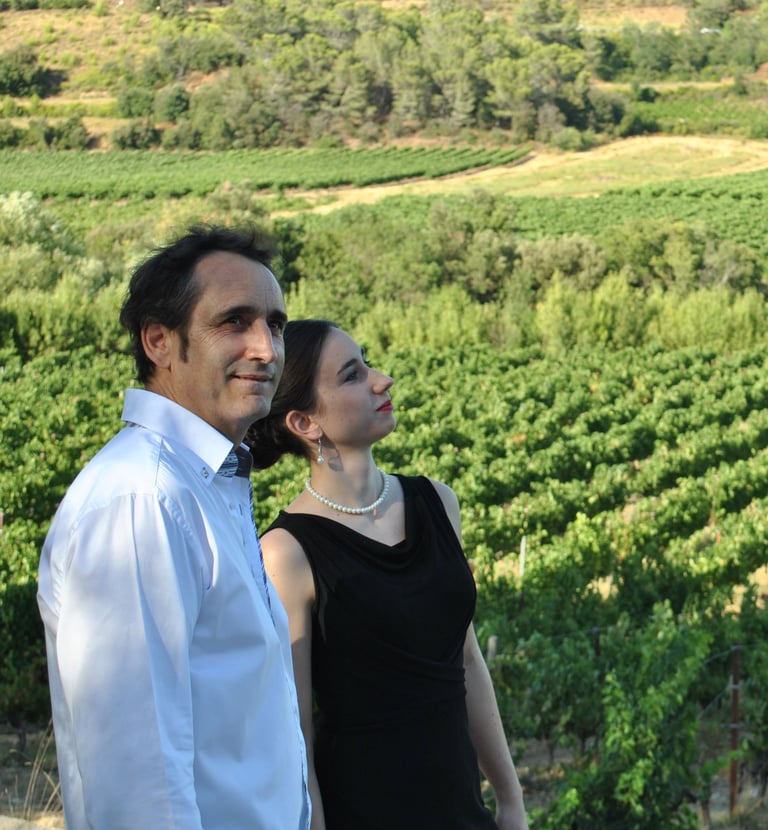 Joël Royer et sa fille prenne t la pose devant le vignes de Saint-Chinian et Babeau-Bouldoux