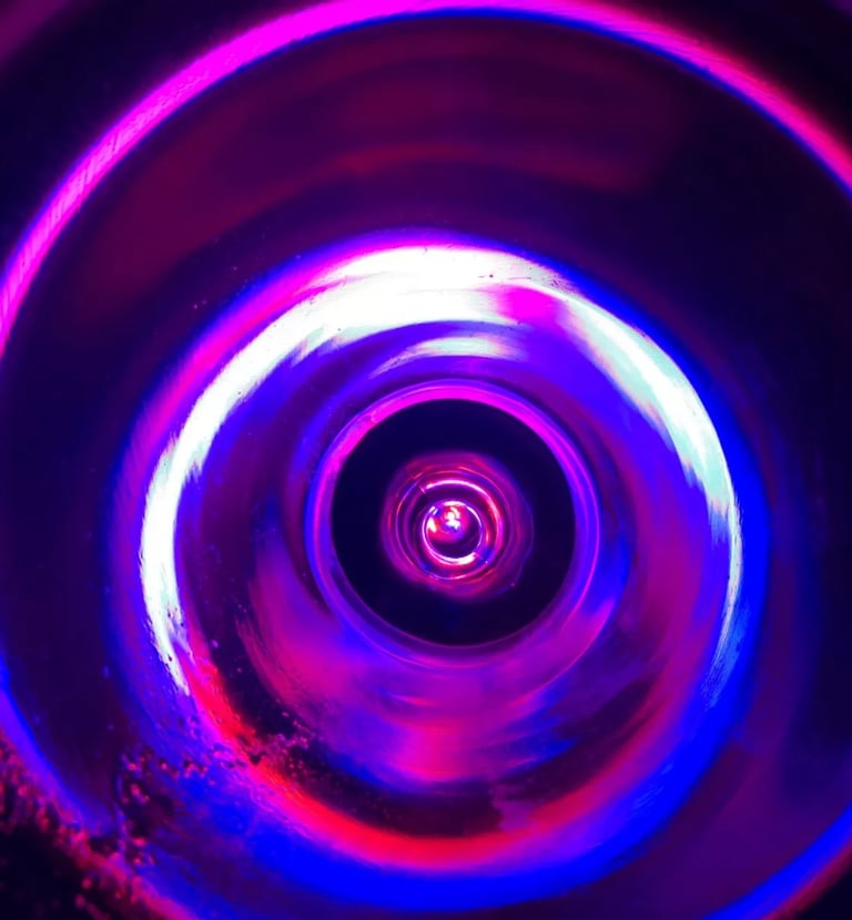 une lumière colorée dans une pièce sombre