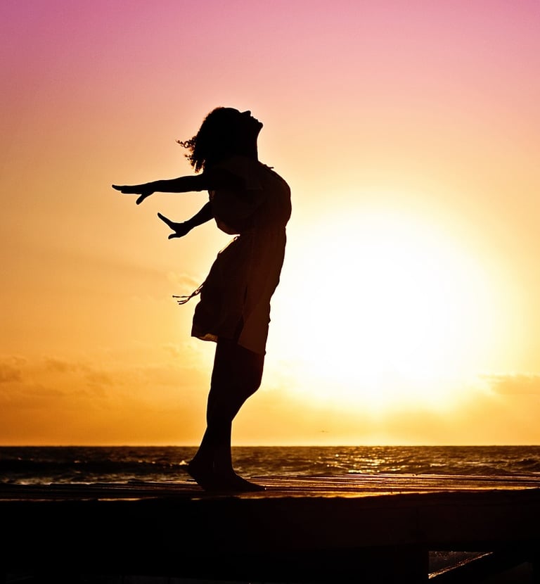 une femme épanouie en bord de mer