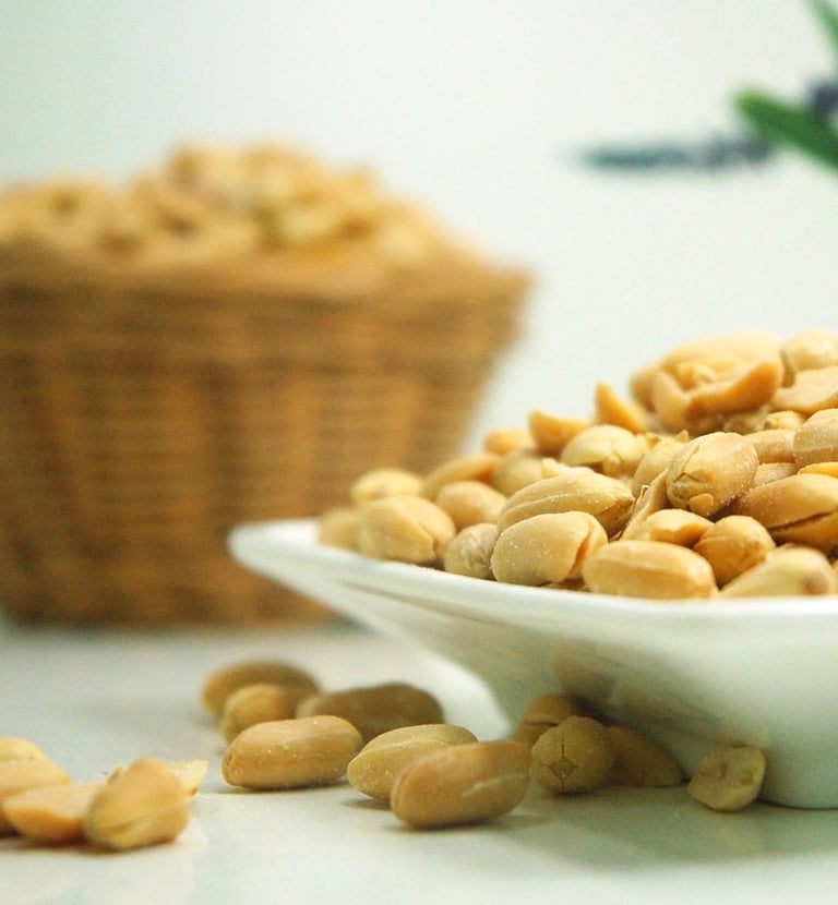 un bol de cacahuètes sur une table