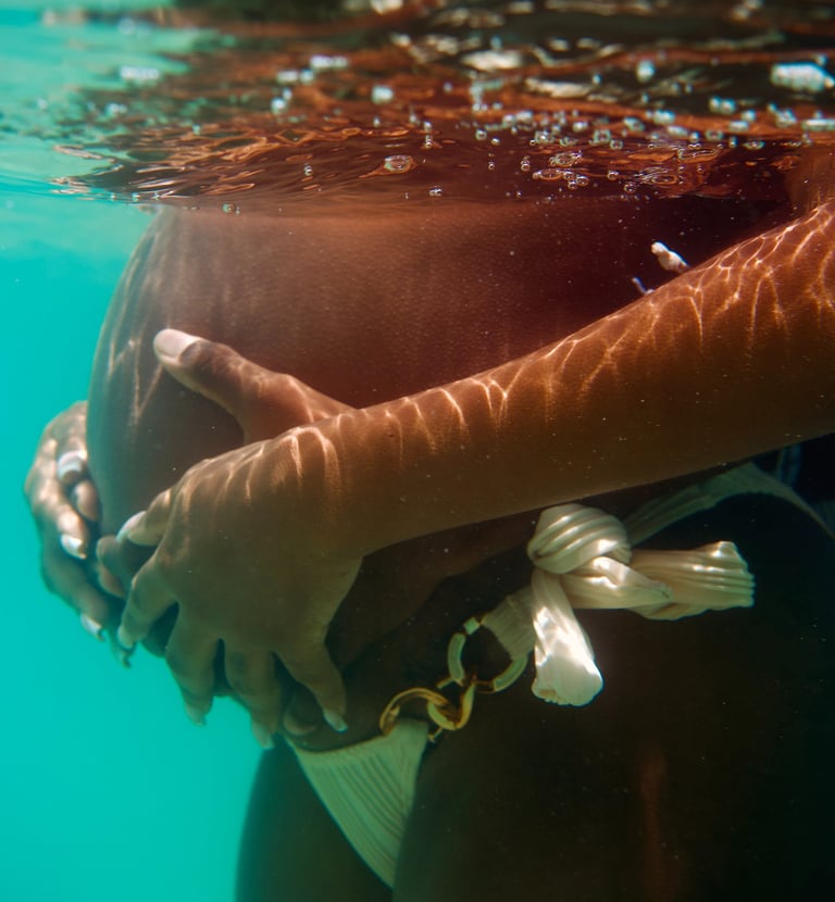 une femme enceinte  en bikini sous l'eau