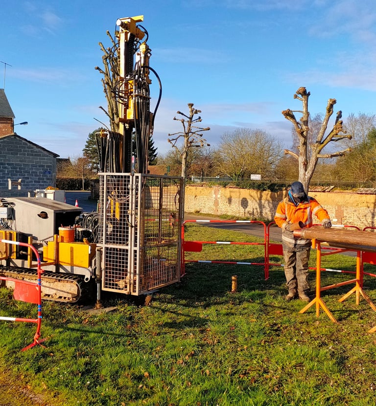 une machine et son technicien en pleine activité de forage