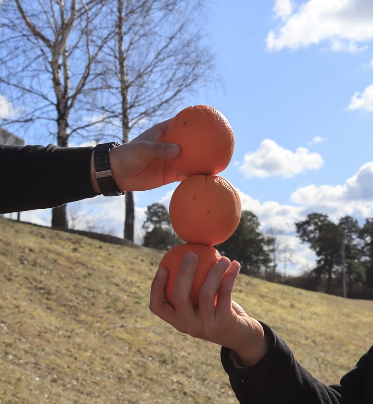 trys vienas ant kito sudeti apelsinai