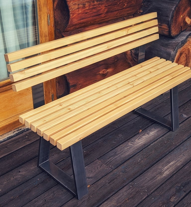 Banc extérieur en mélèze massif et métal brut