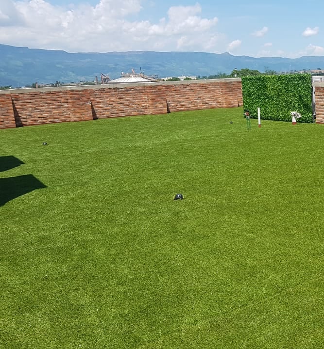 Pasto sintético de alta calidad instalado exteriores en Guadalajara