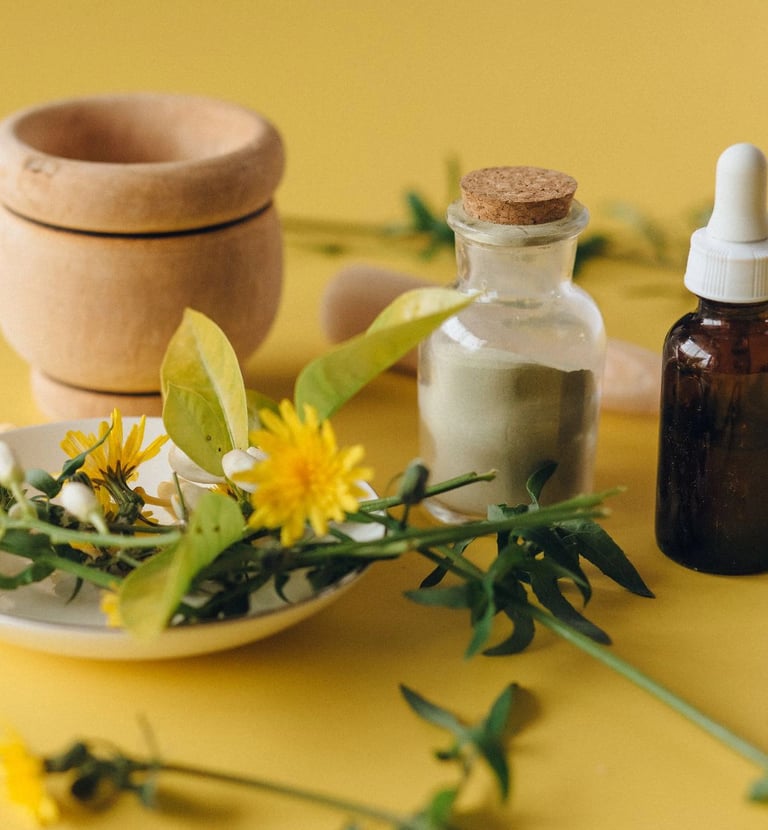 des fleurs et un flacon d'huiles essentielles