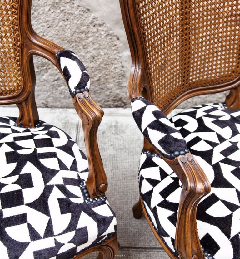 Fauteuils de style Louis XV à dossier canné Grenoble street art 