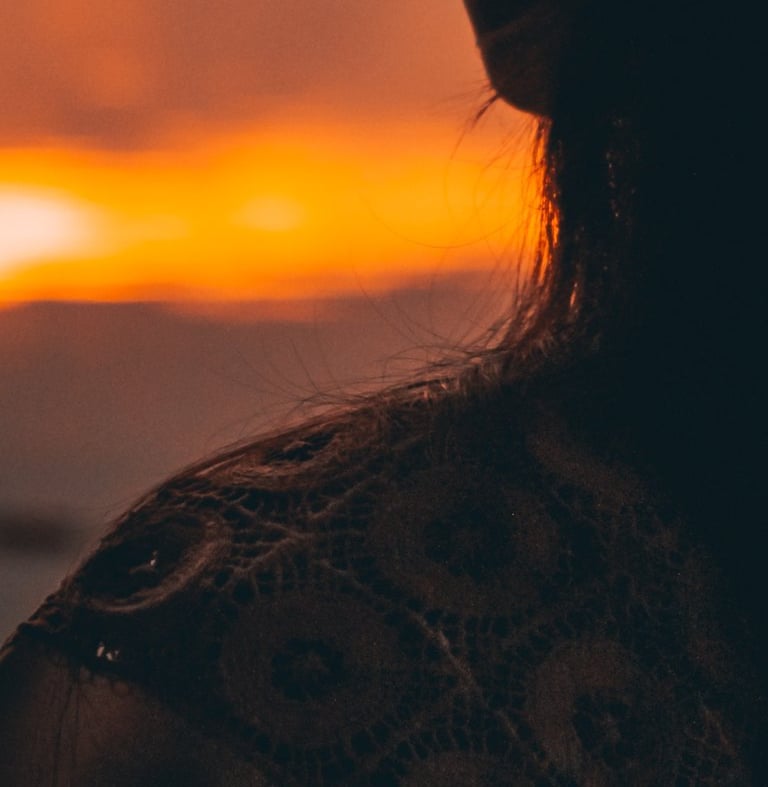 Mujer disfrutando el atardecer en Bacalar