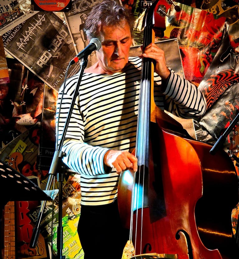 François Paoli à la contrebasse en live au Lembarzique-café