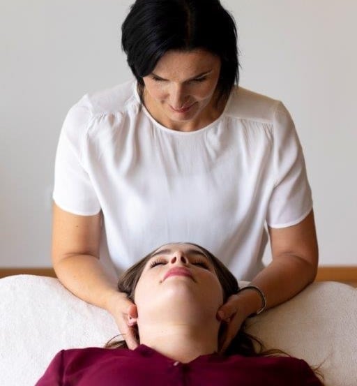 Hannelore führt Craniosacrale Körperarbeit aus