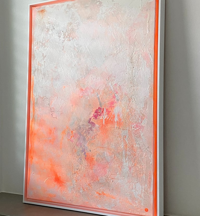 Abstraktes Kunstwerk Malerei mit zarten hellen Tönen und Neon Neonorange