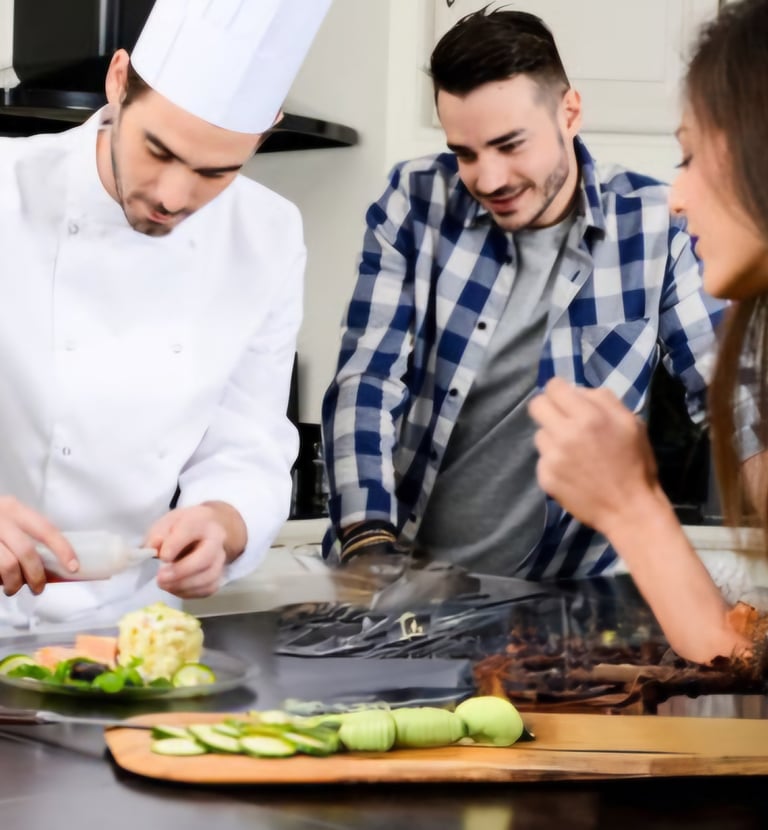Bientôt disponible  Un groupe de personnes dans une cuisine prépare à manger