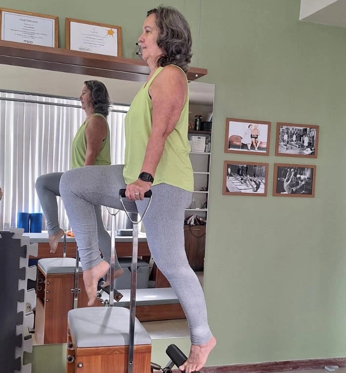 Aluna no aparelho de pilates