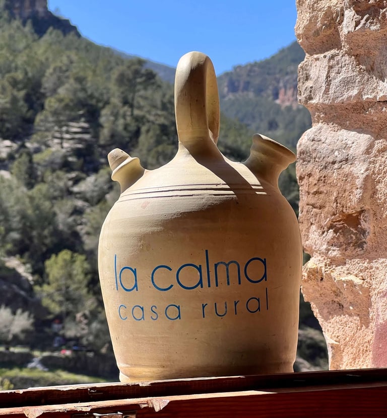 Botijo tradicional con el logo de La Calma, casa rural en Castellón, con vistas al entorno natural