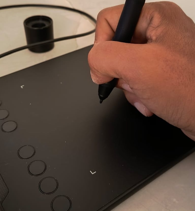 Mano sujetando una pluma grafica sobre un tableta