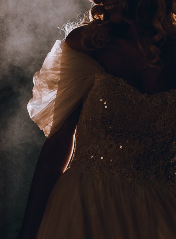una sposa in abito da sposa in piedi su una porta