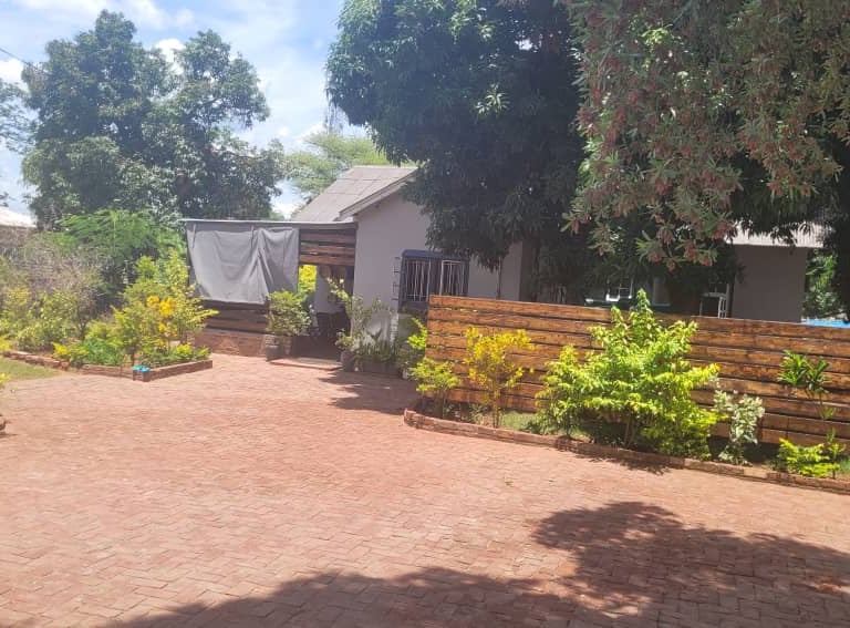 Entrance to Tabona House lodge.