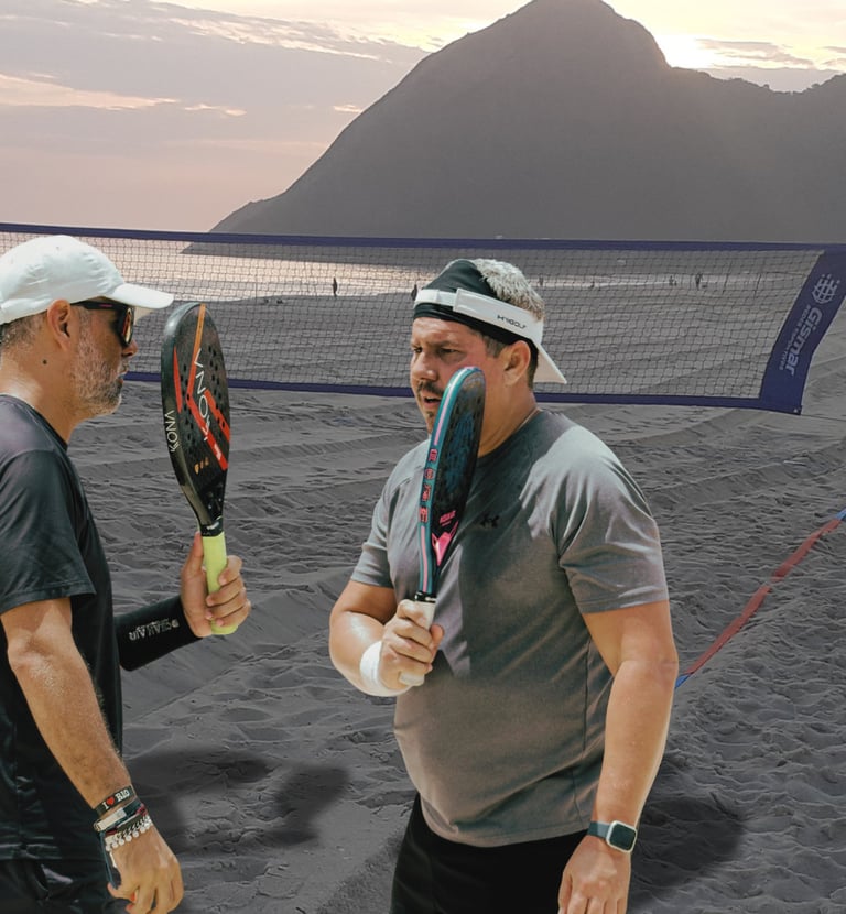 Dupla masculina de beach tennis combinando estratégias de jogo.
