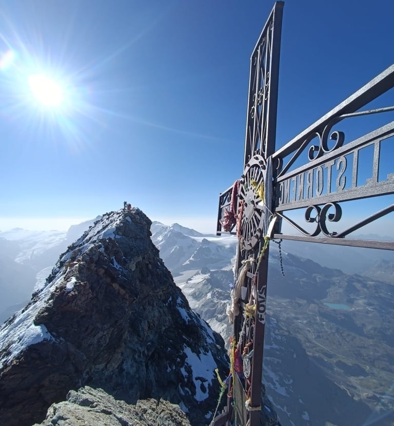 Matterhorn o Cervino, icono para cualquier alpinista, montaña de Alpes de 4.478m. Foto cumbre