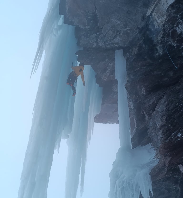 Escalada en hielo en Pirineos, cascada Frigo dedo en Formigal