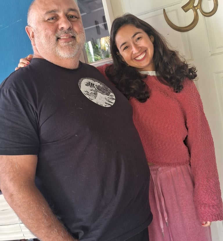 Clara Coelho ao lado de seu mestre na Índia. Transmissão direta da linhagem no Recanto Clara