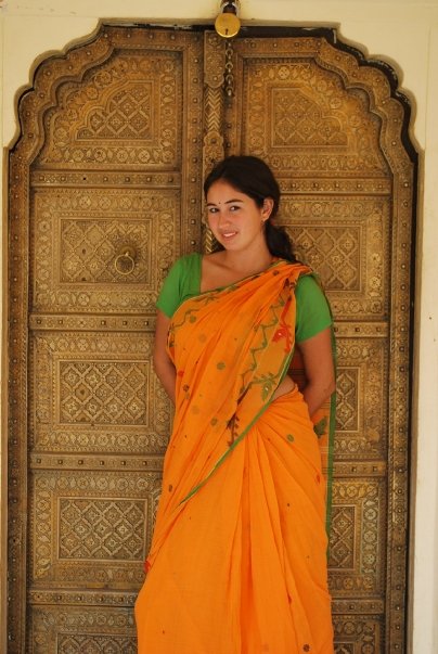 Clara Coelho em templo na Índia durante sua formação. Sabedoria oriental aplicada no Recanto Clara