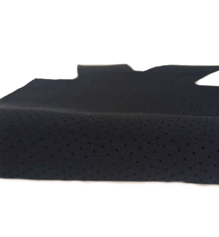 La parte trasera de MiSara Hug MY Body es de neopreno perforado