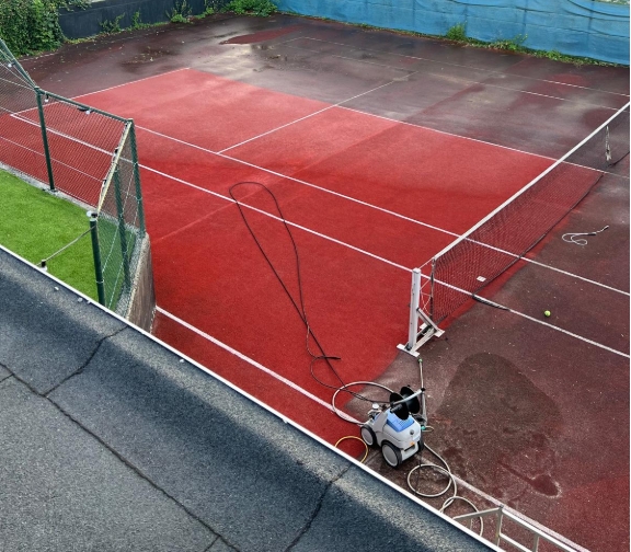 Reiniging van een prive tennisbaan in de Haarlemmermeer