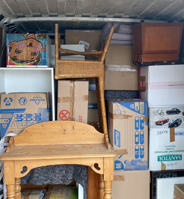 Transport de mobilier dans une camionnette