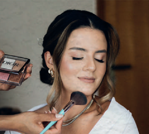 Cliente após produção de maquiagem e penteado em Araucária