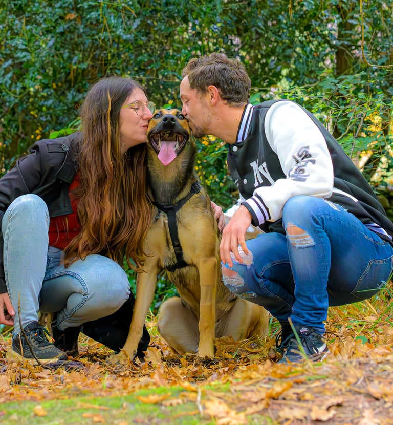 moment de partage entre un chien et ses maitres