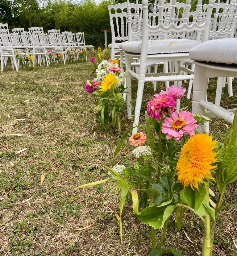 allée fleurie cérémonie laïque mariage fleurs wedding