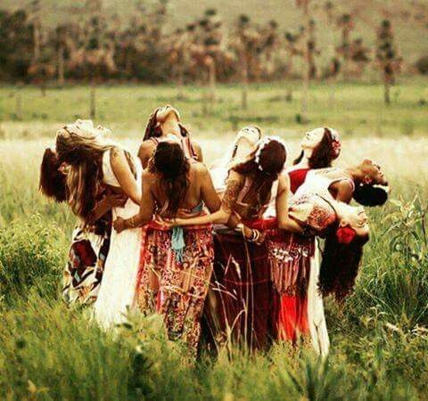 groupe de femmes en cercle tête tournée vers le ciel